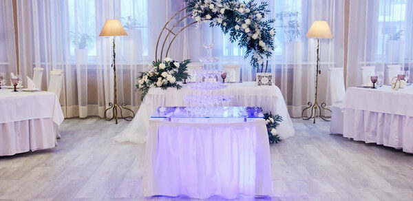 9Parrots. Банкетный зал в замке