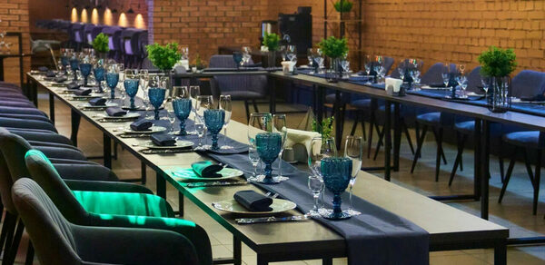 9Parrots. Банкетный зал в замке