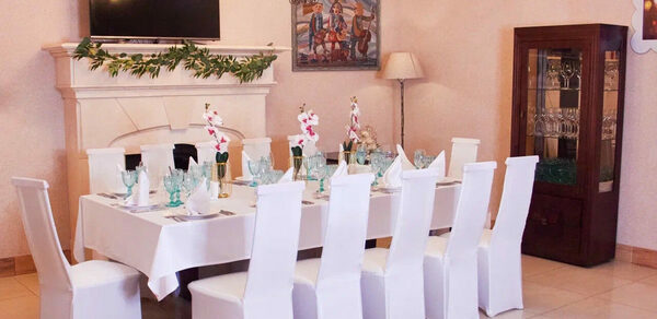 9Parrots. Банкетный зал в замке