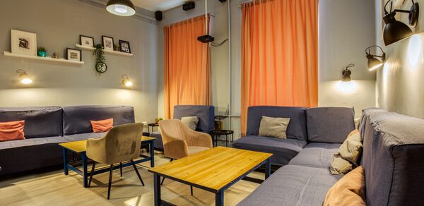 Уютный кинозал в антикафе