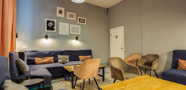 Уютный кинозал в антикафе