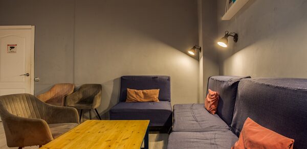 Уютный кинозал в антикафе