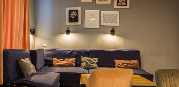 Уютный кинозал в антикафе