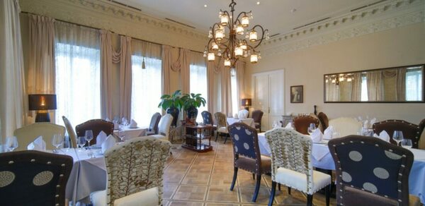 Гусятникоff. Зал в стиле эпохи просвещения