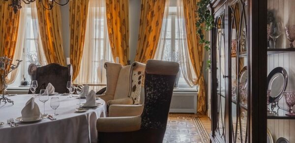 Гусятникоff. Банкетный зал с мозаичным паркетом 18 века