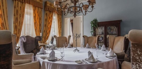 Гусятникоff. Банкетный зал с мозаичным паркетом 18 века