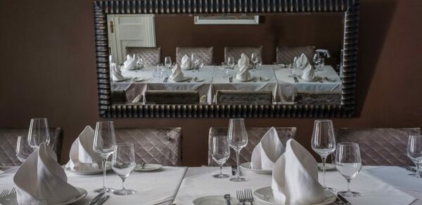 Гусятникоff. Банкетный зал в лаконичных тонах