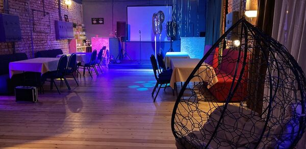 Status Loft. Лофт со сценой и караоке. Типичный Питер