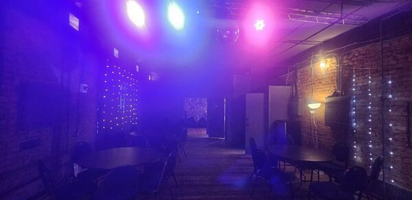 Status Loft. Лофт со сценой и караоке. Типичный Питер