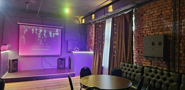 Status Loft. Лофт со сценой и караоке. Типичный Питер