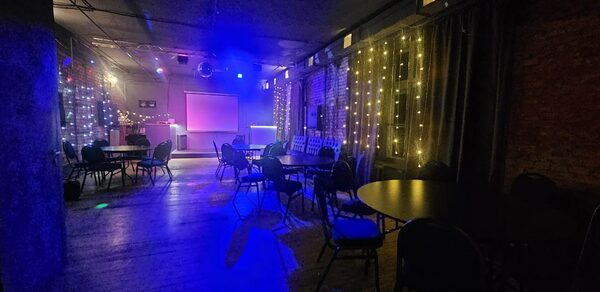 Status Loft. Лофт со сценой и караоке. Типичный Питер