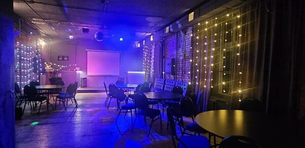 Status Loft. Лофт со сценой и караоке. Типичный Питер