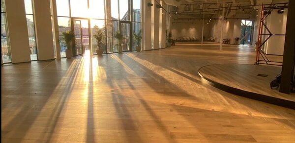 Выставка. Просторный лофт в светлых тонах