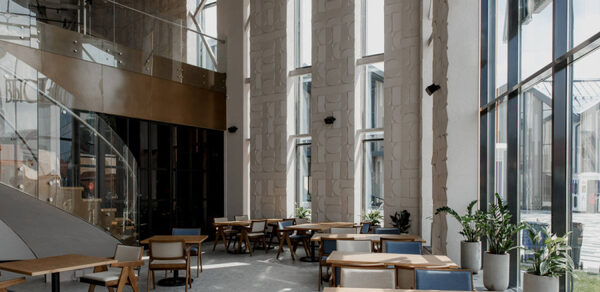 Выставка. Просторный лофт в светлых тонах