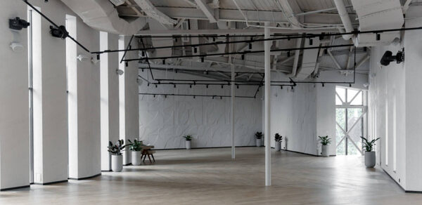 Выставка. Просторный лофт в светлых тонах