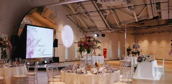 Выставка. Просторный лофт в светлых тонах