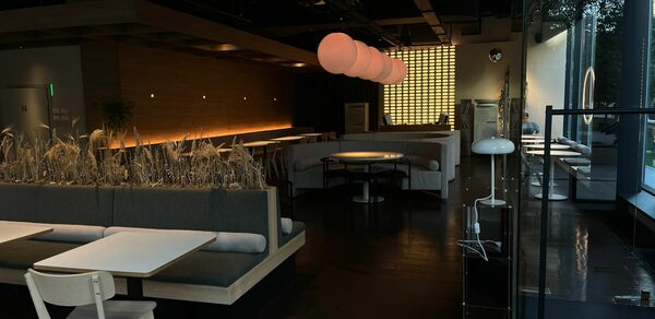 Пространство для мероприятий с панорамными окнами