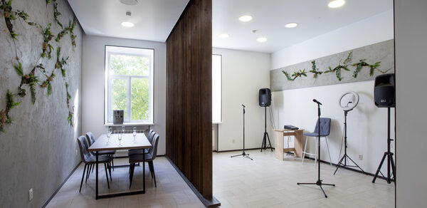 Светлый лофт с двумя зонами для любых мероприятий