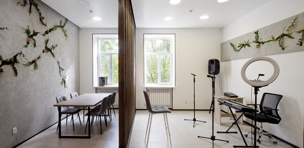 Светлый лофт с двумя зонами для любых мероприятий