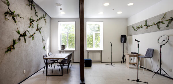 Светлый лофт с двумя зонами для любых мероприятий