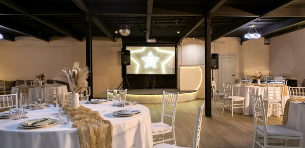 Moment(Момент). Просторный зал со светомузыкой и караоке