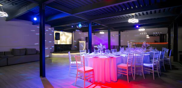 Moment(Момент). Просторный зал со светомузыкой и караоке