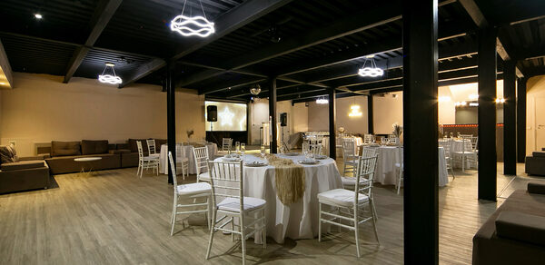 Moment(Момент). Просторный зал со светомузыкой и караоке