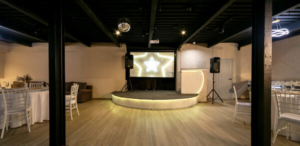 Moment(Момент). Просторный зал со светомузыкой и караоке