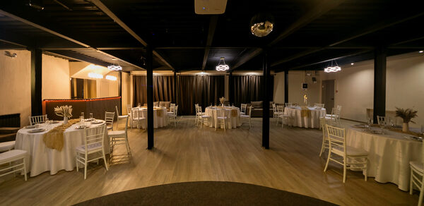 Moment(Момент). Просторный зал со светомузыкой и караоке