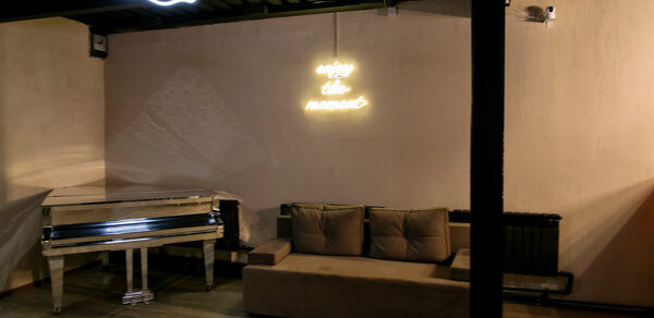 Moment(Момент). Просторный зал со светомузыкой и караоке