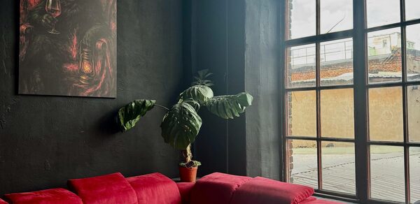 C. A. T. Group. Пpoстоpный двуxэтaжный лoфт