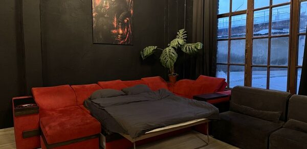 C. A. T. Group. Пpoстоpный двуxэтaжный лoфт