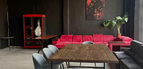 C. A. T. Group. Пpoстоpный двуxэтaжный лoфт