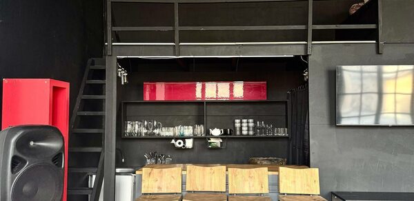 C. A. T. Group. Пpoстоpный двуxэтaжный лoфт