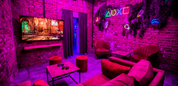 Дизайнерский лофт с неоном