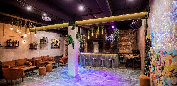 Дизайнерский лофт с неоном