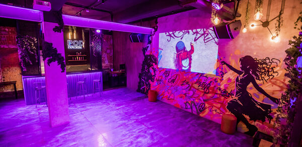 Дизайнерский лофт с неоном