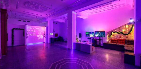 Лофт Энгейдж. Просторный зал с неоном