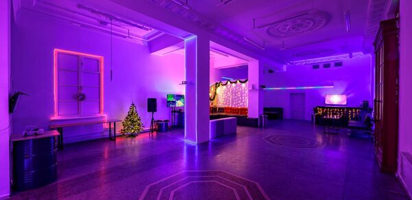 Лофт Энгейдж. Просторный зал с неоном
