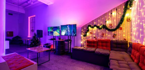 Лофт Энгейдж. Просторный зал с неоном