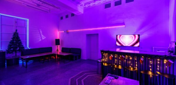 Лофт Энгейдж. Просторный зал с неоном