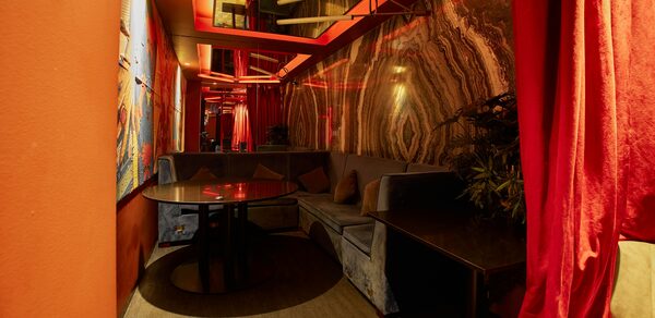 Микс Afterparty(После вечеринки). Лофт с бархатным диваном, круглым столом и стульями. Декор: красные шторы, мраморная стена, зелень. Освещение: красные неоновые лампы. Потолок с зеркалами. Стены и потолок в теплых тонах. Подушки на диване.