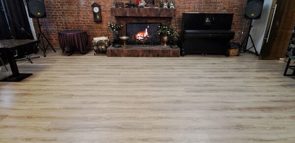 Каминный зал с балконом на Невский проспект