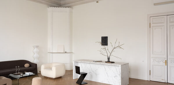 Statement. Особняк XIX века с лепниной и каминами