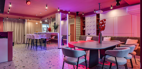 Лофт МОЙ ПЕРВЫЙ. Стильный зал с неоном