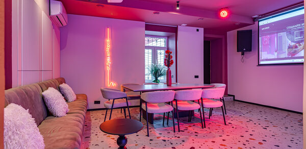 Лофт МОЙ ПЕРВЫЙ. Стильный зал с неоном