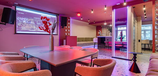 Лофт МОЙ ПЕРВЫЙ. Стильный зал с неоном