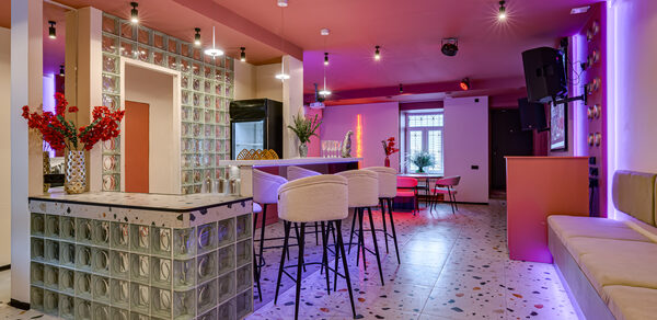 Лофт МОЙ ПЕРВЫЙ. Стильный зал с неоном