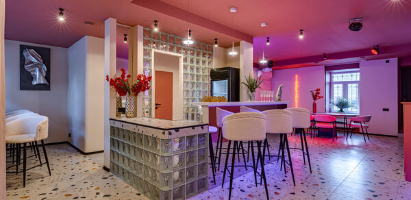 Лофт МОЙ ПЕРВЫЙ. Стильный зал с неоном