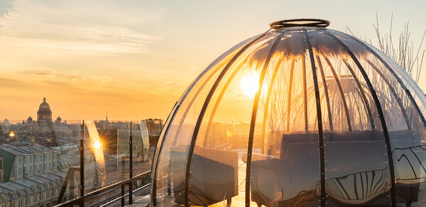 Sky Terrasse(Небо Терраса). Прозрачный купол на крыше с видом на закат и город. Внутри купола — мягкие кресла и диваны. Пол выложен плиткой. Купол окружён металлическими стойками, по периметру установлено стеклянное ограждение. Яркий, тёплый свет.